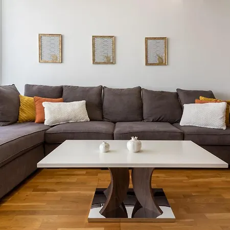 Jay's Penthouse 2-br W/ Terrace In * ラルナカ