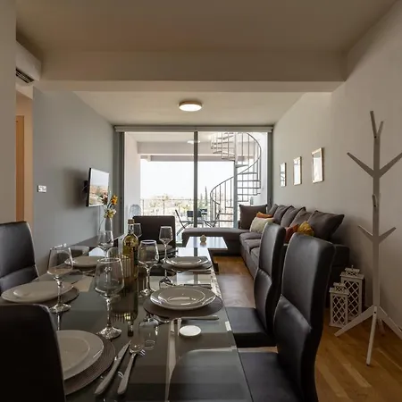 Jay's Penthouse 2-br W/ Terrace In Larnaca