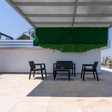 Jay's Penthouse 2-br W/ Terrace In ラルナカ