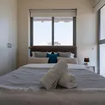 דירה Jay's Penthouse 2-br W/ Terrace In