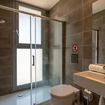 Jay's Penthouse 2-br W/ Terrace In דירה