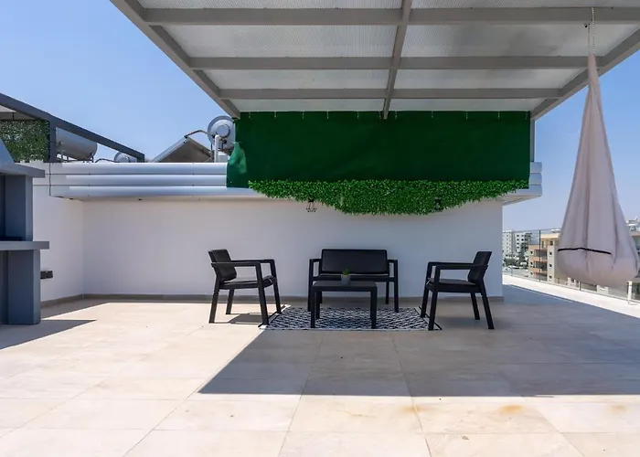 Jay's Penthouse 2-br W/ Terrace In Larnaca