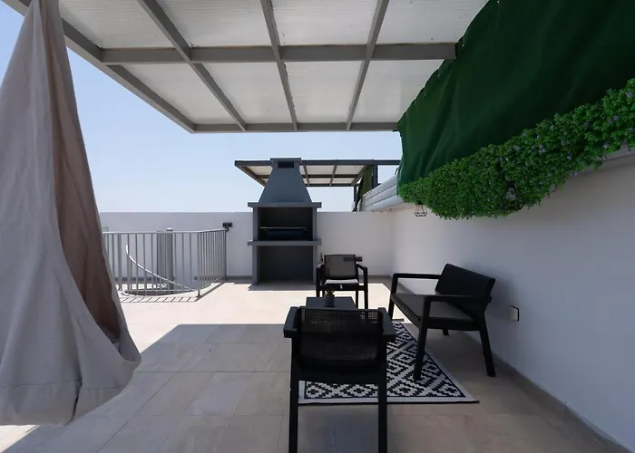 Jay's Penthouse 2-br W/ Terrace In Apartmán Larnaca