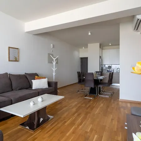 Jay's Penthouse 2-br W/ Terrace In Apartman Lárnaka