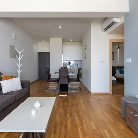 Jay's Penthouse 2-br W/ Terrace In