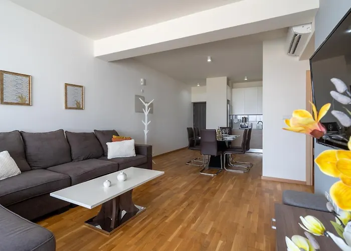 Jay's Penthouse 2-br W/ Terrace In Apartmán Larnaca